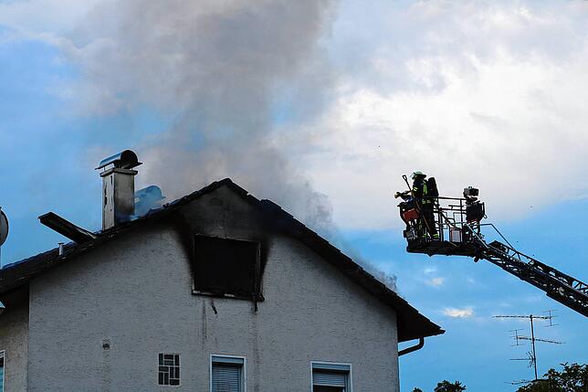 Die Feuerwehr Bräunlingen bekämpft am Mittwochmorgen einen Gebäudebrand in einem Wohngebäude Ecke Dießenhoferstraße/ Gießnaustraße. Der ...