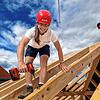 Kristina Halconova, die eine Ausbildung zur Zimmerin beim Meßkircher Unternehmen Holzbau Schweikart absolviert, hat keine Höhenangst. ...