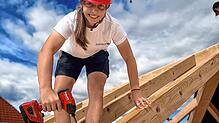 Kristina Halconova, die eine Ausbildung zur Zimmerin beim Meßkircher Unternehmen Holzbau Schweikart absolviert, hat keine Höhenangst. ...