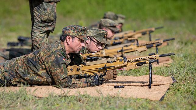 Käme es zu einem Angriff auf Deutschland, würde einer Umfrage zufolge die Mehrheit der Menschen im Südwesten nicht zur Waffe greifen und ...