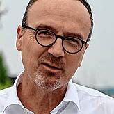 Uli Burchardt sagt: „Ich bedauere diesen Schritt sehr, nicht zuletzt im Hinblick auf die rund 60 betroffenen Mitarbeiterinnen und ...