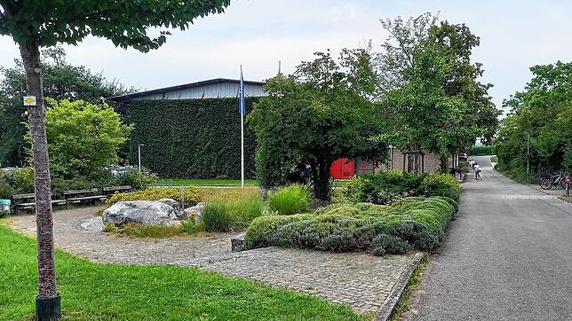 Die Außenanlage der Seeblickhalle in Steißlingen soll im Herbst saniert werden.
