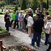 Christiane Lehmann (links) hat immer neue Geschichten über den Friedhof und die dort liegenden parat. Bilder: Uwe Spille