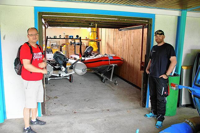 Clemens Menge (rechts) und Peter Augustyniak vor der Garage im Bereich der Umkleidekabinen im Hörnle. Die Rettungsboote sind jederzeit ...