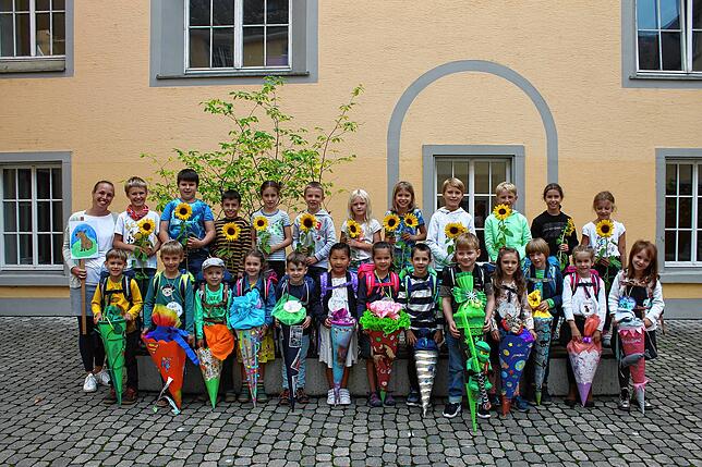 Das Einschulungsfoto der 1. Klässler der Klasse M9 aus der Stephansschule Konstanz, zusammen mit ihren Paten aus der 3. Klasse. Die ...