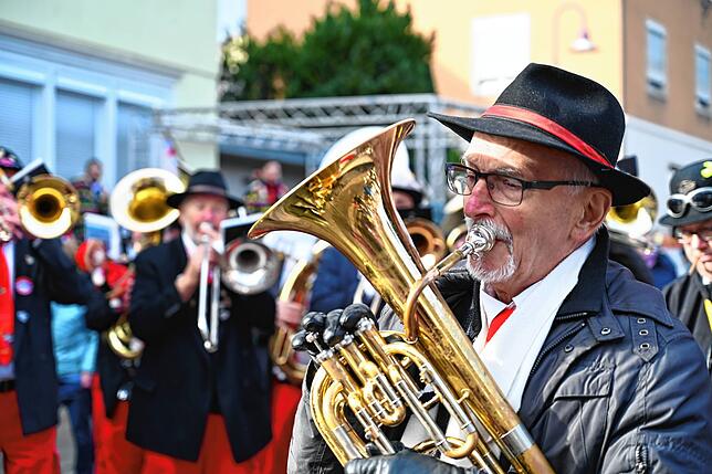 Allen voran die Bürger- und Narrenzunft mit ihren vielen Gruppierungen und die sechs Musiken, die gemeinsam mit weiteren Umzugsgästen ...