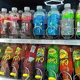 Besonders die ausgefallenen Getränke aus Japan seien beliebt, sagen die beiden Kioskbetreiber.