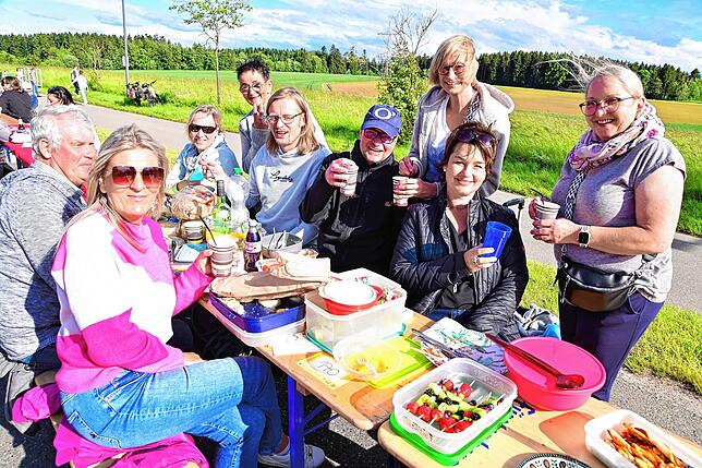 Bild 19: Tausende feiern an der Langen Tafel bei Schnittchen und Fleischbällchen