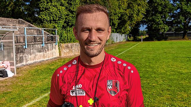 Jeton Spahija, Spielertrainer des AFC Rinia Singen gibt den Ton auf und neben dem Platz an.