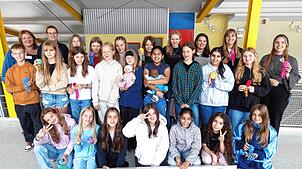 Die Schüler der sechsten Klasse des Friedrich-Wöhler-Gymnasiums in Singen mit ihren Lehrerinnen Julia Kaiser und Katharina Kühnle. Foto: ...