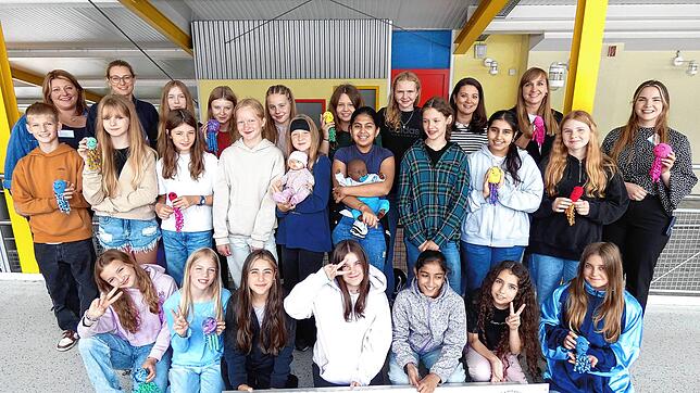 Die Schüler der sechsten Klasse des Friedrich-Wöhler-Gymnasiums in Singen mit ihren Lehrerinnen Julia Kaiser und Katharina Kühnle. Foto: ...