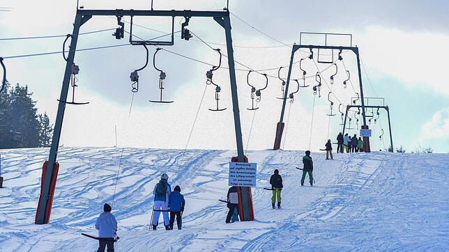 Hochbetrieb an einem schönen Wintertag im Skigebiet bei St. Georgen. Sollten die Liftbetreiber durch eine vom Landratsamt in Erwägung ...