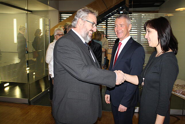 Mehr als 500 Hände schütteln Bürgermeister Manfred Härle und seine Frau Claudia. Vorne der frühere Salemer Bauamtsleiter Manfred ...