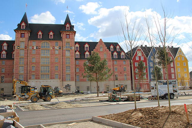 Die Außenfassade des Kronasar-Hotels ist bereits weitgehend fertig.