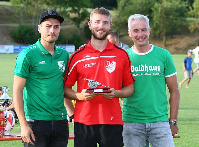 Torschützenkönig: Andreas Studinger vom SV Eschbach wurde für seine sechs Turniertore beim SV Waldhaus von Andreas Bächle (links) und ...