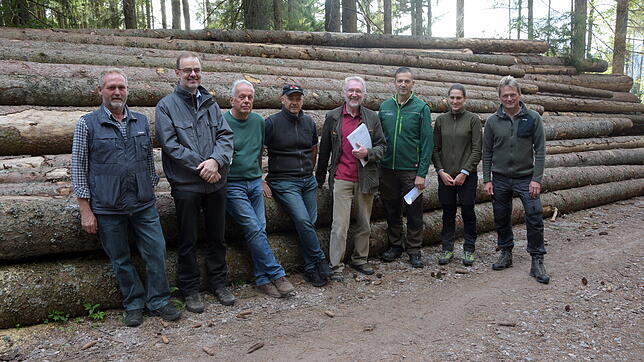 Der Vorstand der FBG Höchenschwanderberg beim Rundgang durch den Wald im Tiefenhäusener Moor (von links): Bernhard Ebner, Andreas ...