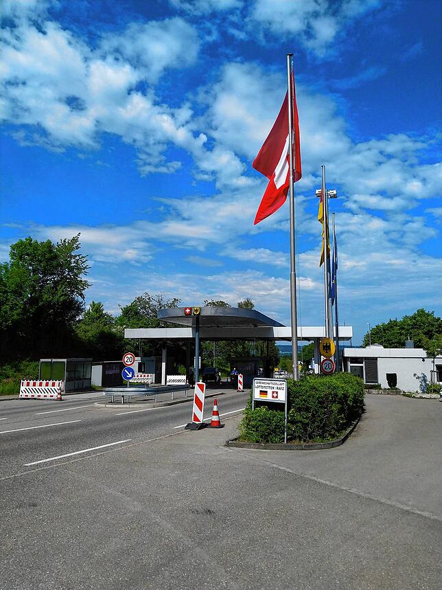 Bild 3: Von Bauzaun zu Bauzaun, von Betonsperre zu Betonsperre: Eine Schweiz-Reise in Bildern entlang der geschlossenen Grenze von Jestetten bis Basel