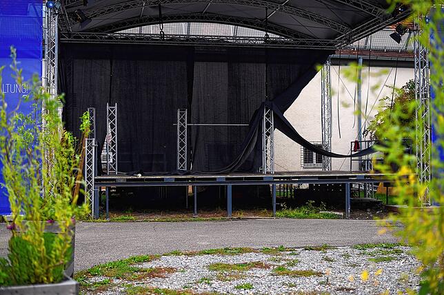 Liegt wegen des Wetters brach, dürfte aber grundsätzlich bespielt werden: Die Open-Air-Bühne im Innenhof.
