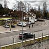 Drei Autofahrer diskutieren mit einem Ordnungsbeamten: Leser Oliver Schirling fotografierte einen Tag, nachdem er seinen Strafzettel ...