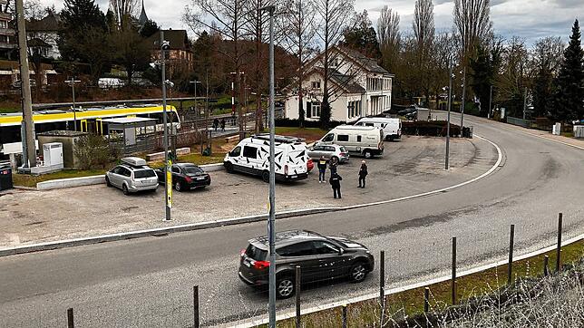 Drei Autofahrer diskutieren mit einem Ordnungsbeamten: Leser Oliver Schirling fotografierte einen Tag, nachdem er seinen Strafzettel ...