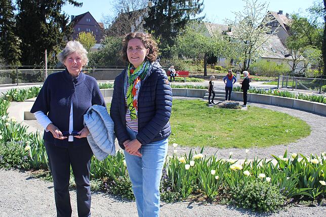 Margarete Gut und ihre Tochter Stephanie freuen sich, dass die Rosenobelgärten wieder geöffnet sind. Sie genießen die Aussicht.