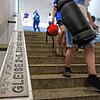 Taktiles Leitsystem am Bahnhof Radolfzell: Die Hinweisschilder auf den Handläufen sollen die Barrierefreiheit für Blinde und ...