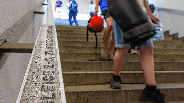 Taktiles Leitsystem am Bahnhof Radolfzell: Die Hinweisschilder auf den Handläufen sollen die Barrierefreiheit für Blinde und ...