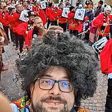 Närrisch unterwegs sind die Reporter des SÜDKURIER. Hier Markus Baier, der Leiter der Lokalredaktion Waldshut, im Getümmel beim großen ...