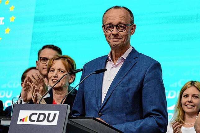 Zufriedene Gesichter im Konrad-Adenauer-Haus: CDU-Bundesvorsitzender Friedrich Merz spricht nach den ersten Hochrechnungen.