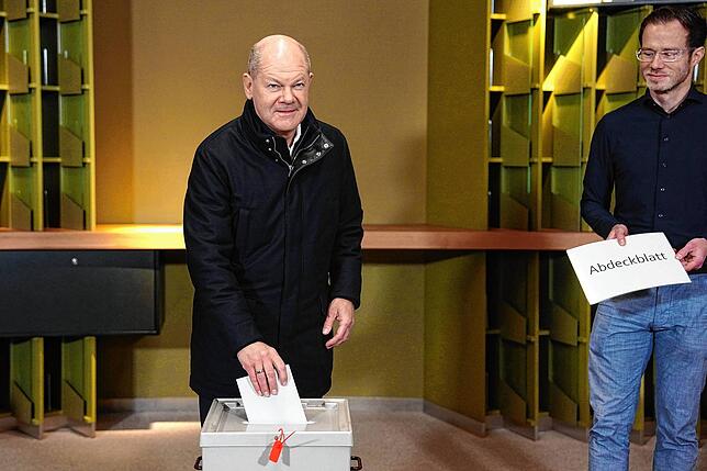 Olaf Scholz (SPD), Bundeskanzler und Kanzlerkandidat, gibt in dem Wahllokal in der IHK in Potsdam seine Stimme ab.