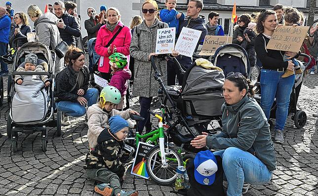 Kurz vor der Abstimmung im Gemeinderat protestierten etwa 70 Teilnehmer, vorwiegend Eltern mit Kindern, vor dem Rathaus gegen die ...