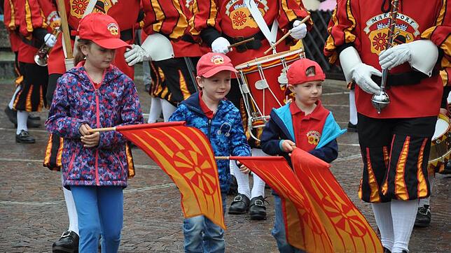 Der Fahnenschwinger-Nachwuchs des Spielmanns- und Fanfarenzugs der Freiwilligen Feuerwehr Markdorf.