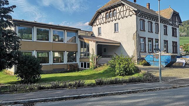 Verkauft an einen Schweizer: Das alte Aselfinger Schulhaus ist im Augenblick noch das Zuhause der Achdorfer Vereine.