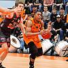 Energischer Zug zum Korb: Jaren Lewis (am Ball) lieferte beim Sieg der wiha Panthers gegen die Artland Dragons mit 26 Punkten eine ...