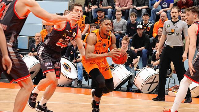 Energischer Zug zum Korb: Jaren Lewis (am Ball) lieferte beim Sieg der wiha Panthers gegen die Artland Dragons mit 26 Punkten eine ...