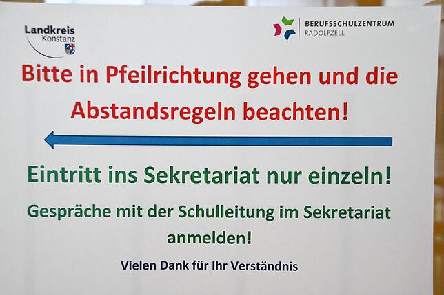 Im ganzen Gebäude hängen Hinweise für die Schüler aus.