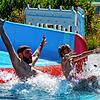 Daniel Mertmann mit Tochter Clara auf der großen Wasserrutsche: Wann das im Villinger Kneippbad wieder passiert, hängt von den ...