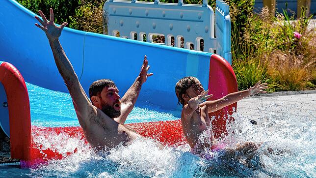 Daniel Mertmann mit Tochter Clara auf der großen Wasserrutsche: Wann das im Villinger Kneippbad wieder passiert, hängt von den ...
