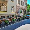 Menschen oder Autos; wer soll den freien Platz in Stadelhofen in Beschlag nehmen? Das ist ein großer Streitpunkt im Quartier. Wobei ...