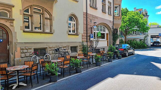 Menschen oder Autos; wer soll den freien Platz in Stadelhofen in Beschlag nehmen? Das ist ein großer Streitpunkt im Quartier. Wobei ...