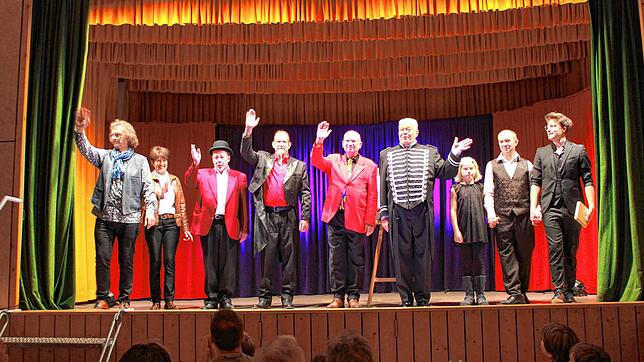 Zum Finale kommen alle Künstler nochmal auf die Bühne: (von links) Manfred Jait, Elsbeth Paschke, Armin Ruhland, Sigurd Degen, Ulrich ...