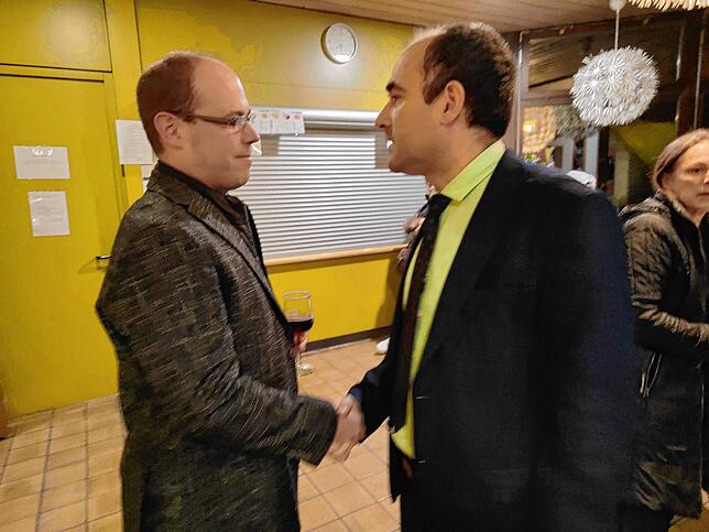 Glückwunsch an den Wahlsieger Ozan Topcuogullari vom unterlegenen Mitbewerber Michael Ehm.