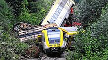 28.07.2025, Baden-Württemberg, Riedlingen: Mit einem Kran wird an der Unfallstelle an der ein Regionalzug entgleist ist ein Waggon ...