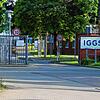 Durch das ehemalige Kasernentor führen nun zwei separate Eingänge – Ein Weg führt zu den Gebäuden der IGGS und der andere in die ...