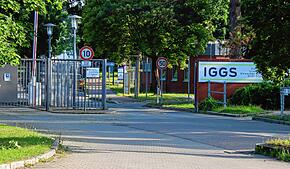 Durch das ehemalige Kasernentor führen nun zwei separate Eingänge – Ein Weg führt zu den Gebäuden der IGGS und der andere in die ...