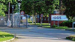 Durch das ehemalige Kasernentor führen nun zwei separate Eingänge – Ein Weg führt zu den Gebäuden der IGGS und der andere in die ...