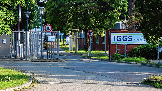 Durch das ehemalige Kasernentor führen nun zwei separate Eingänge – Ein Weg führt zu den Gebäuden der IGGS und der andere in die ...