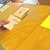 Ein Mann wirft in einem Wahllokal in Baden-Württemberg seinen Stimmzettel für die Wahl des Ortschaftsrates in eine Wahlurne. Bild: ...