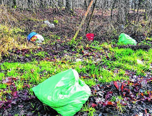 Im Bußgeldkatalog sind Beispiele für Gegenstände des Hausmülls genannt: Zigarettenschachteln, Gebrauchsgegenstände aus Papier, Pappe, ...