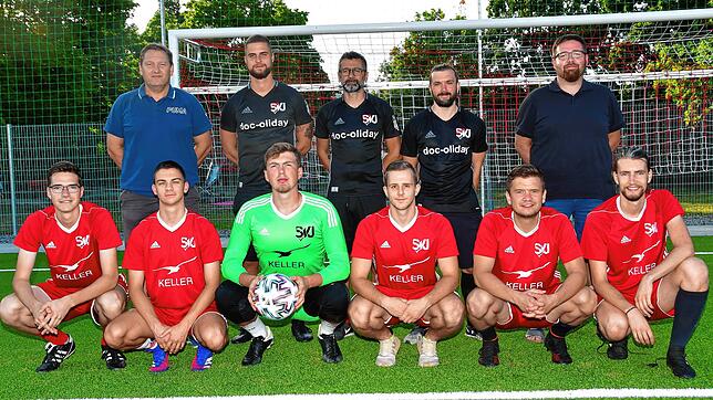 Alte und neue Gesichter: Beim SV Jestetten freuen sich (hinten, von links) Sportchef Daniel Ramirez, Co-Trainer Matthias Hertweck, ...